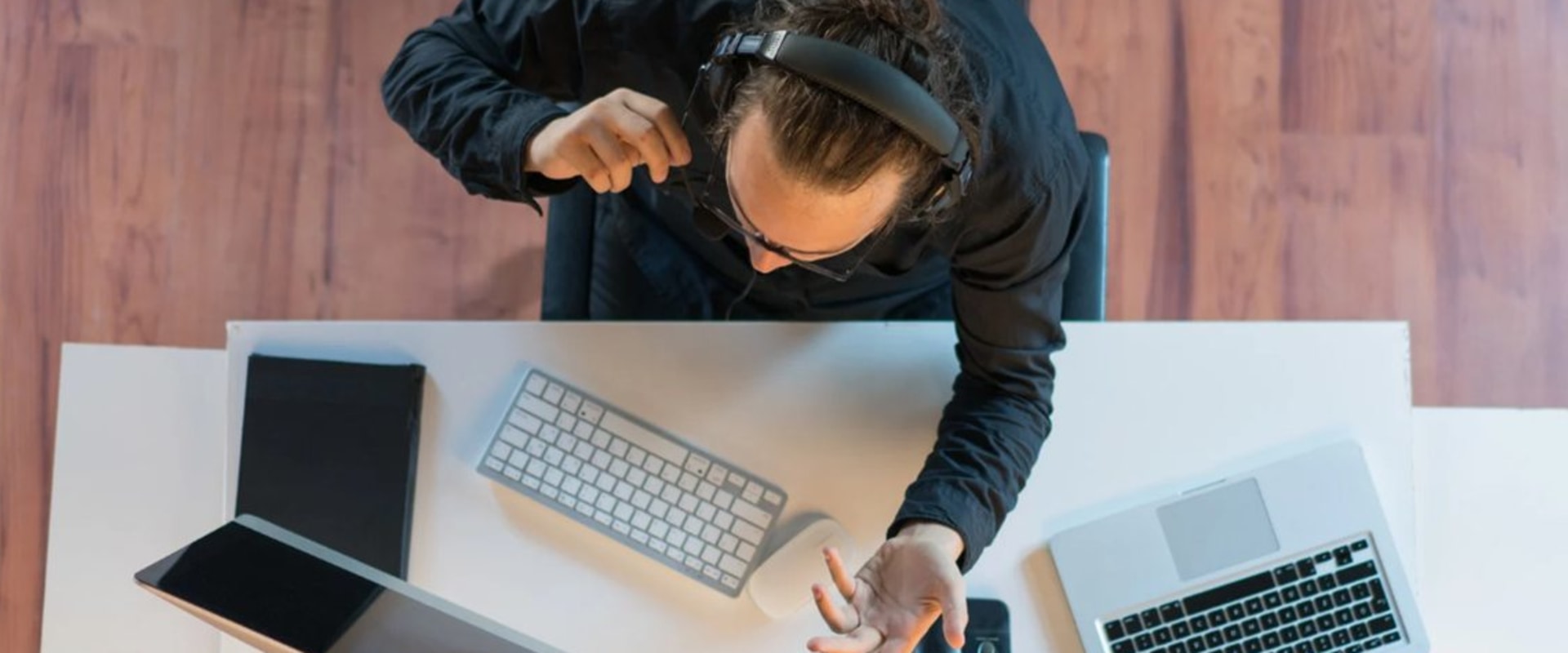 What are the objectives of customer service?