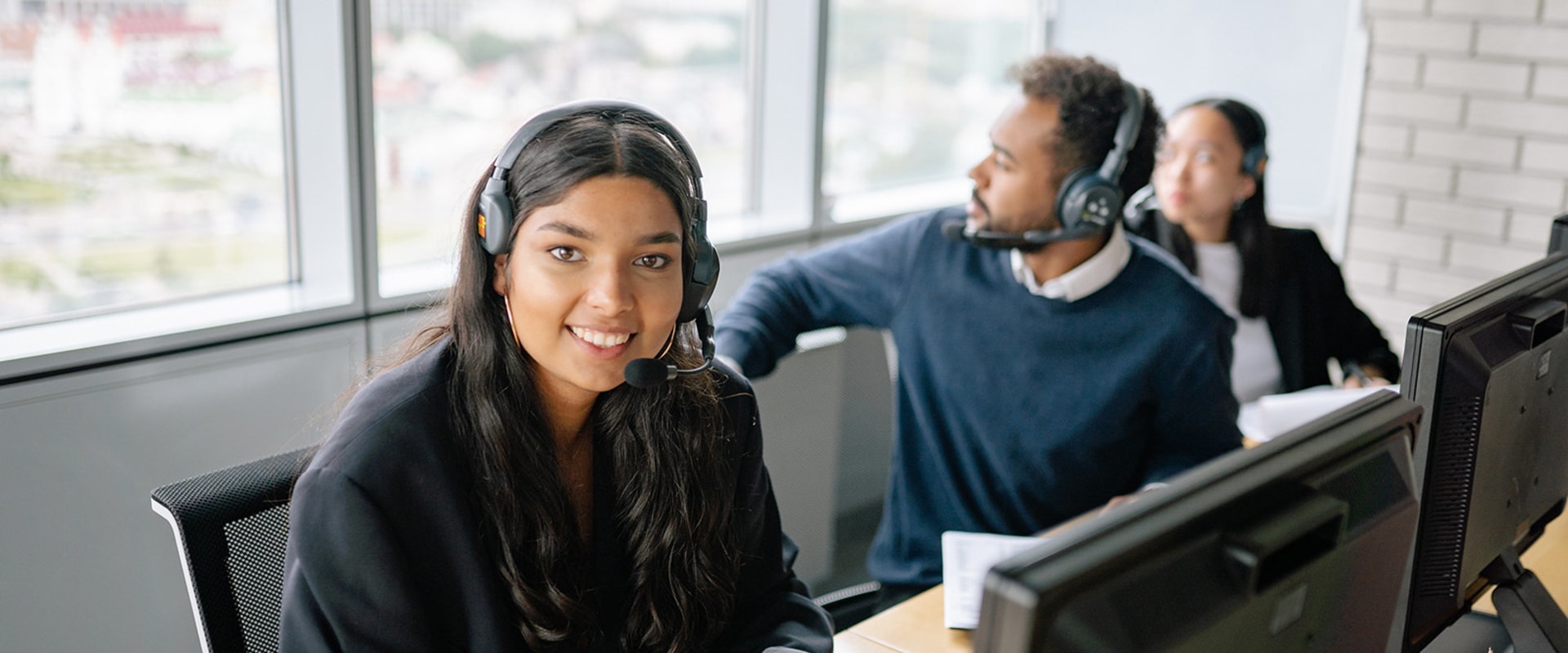 How should a beginner answer a call center interview?