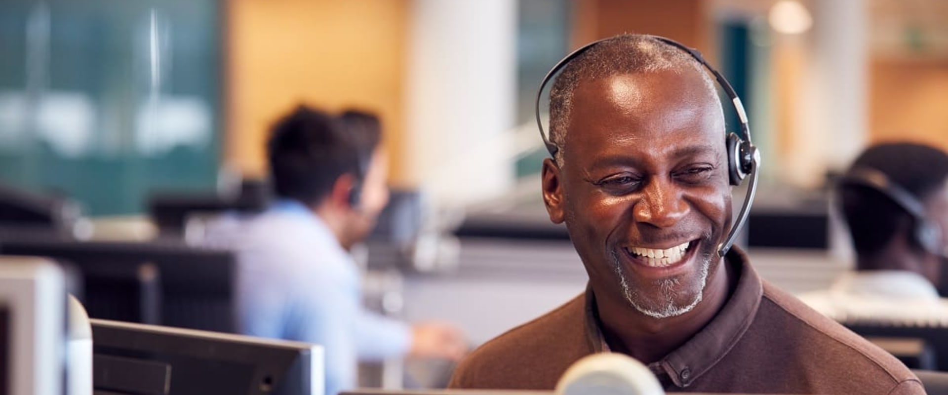 What are the duties of a call center agent?